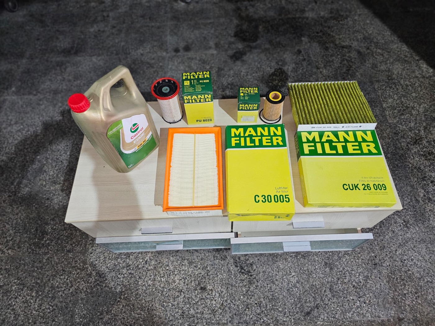 Periyodik bakım için Mann Filter filtreler ve Castrol Edge 5W-30 motor yağı